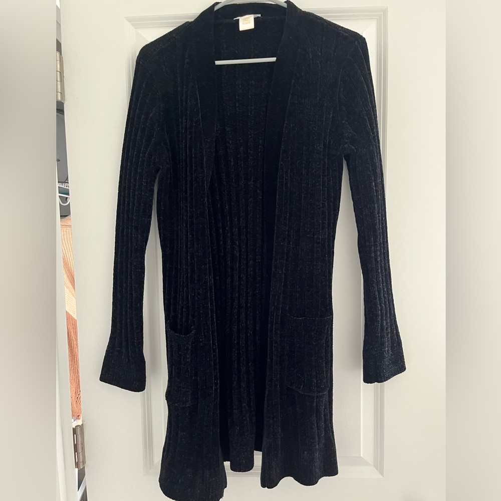 5/$20-Black velour ribbed style cardigan